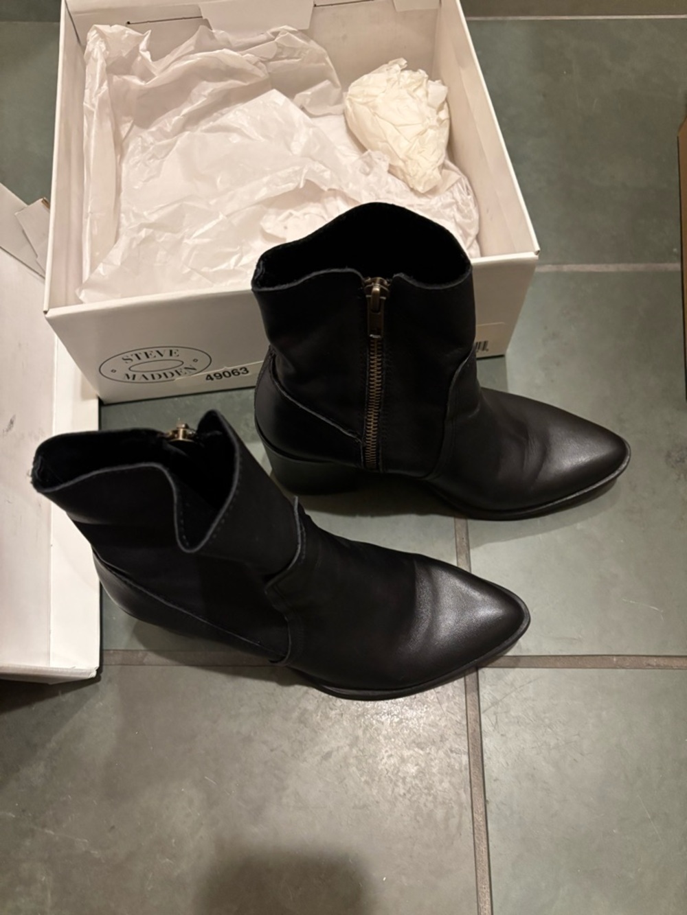 Steve Madden Black Leather Ankle Booties with Block Heel and pointed toe 6.5 - Picture 3 of 6